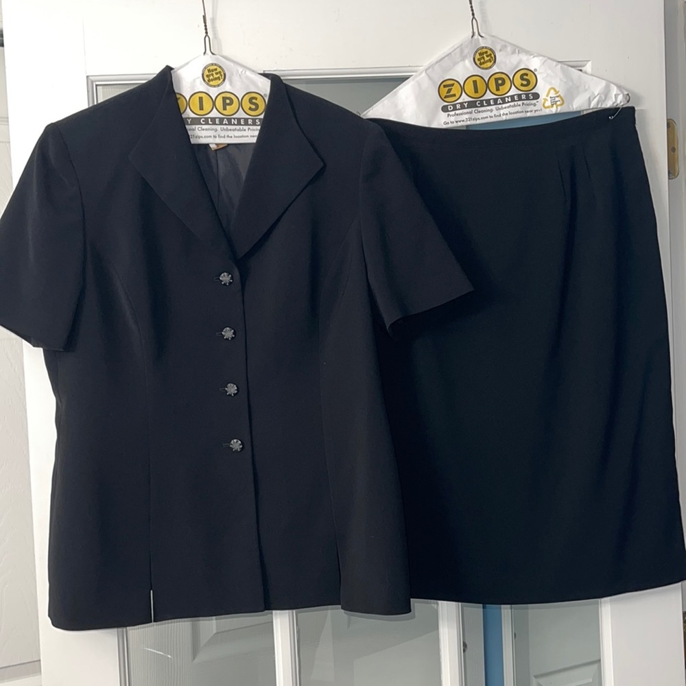 Le Suit Two Piece Short Sleeved Black Suit Size 14